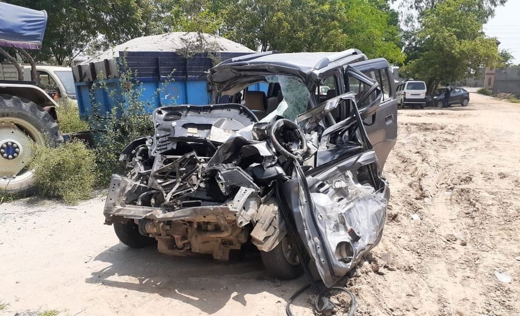 Driver, car rider died after bumping into a trapped car and dragging the car down to 100 meters