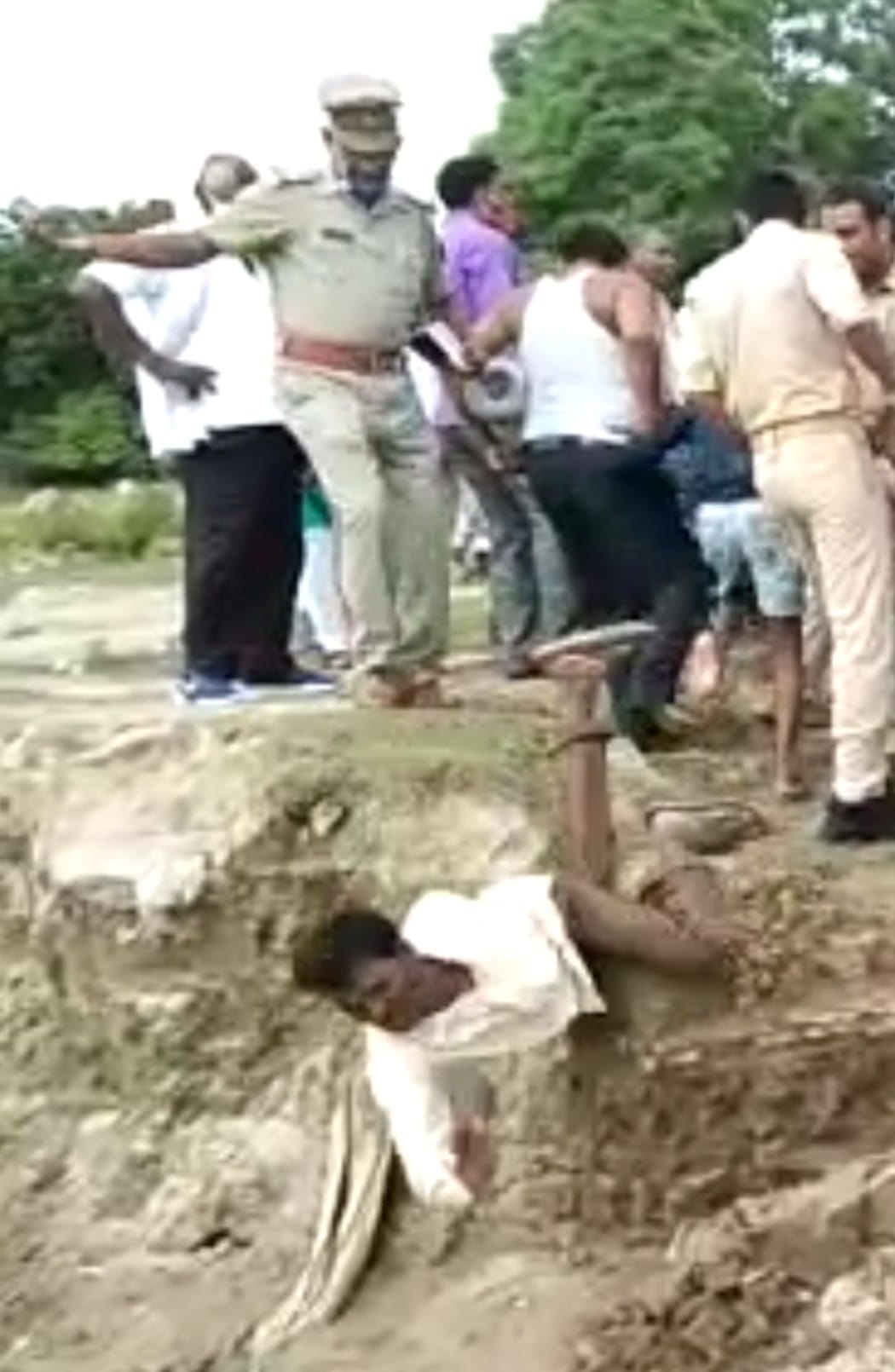 si kicked a man standing on the banks of the Ganges, video viral