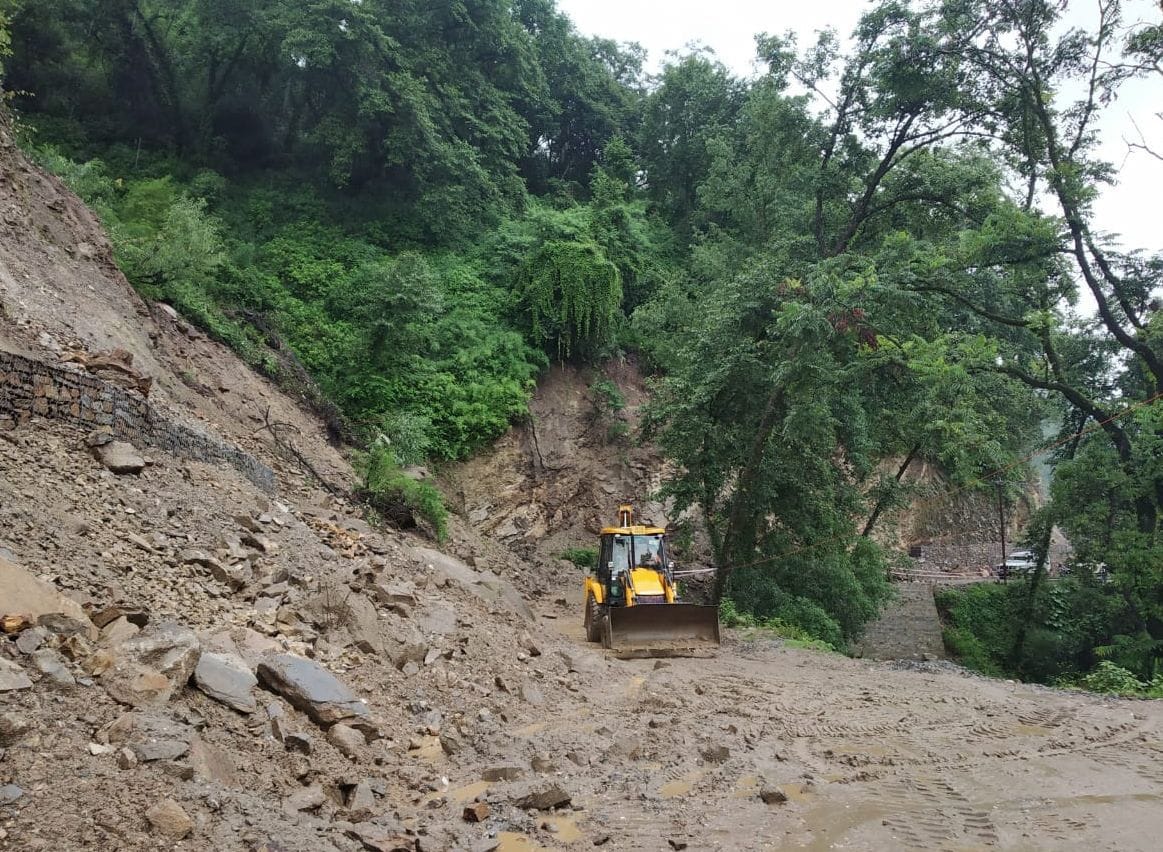 Gaurikund highway became dangerous in many places due to rain
