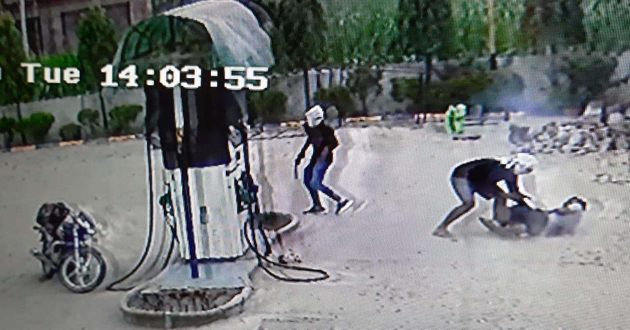 Salesmen killed after asking for money at a petrol pump