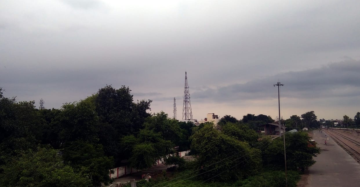Drizzle at night, daytime mercury rolled to three degrees of mercury