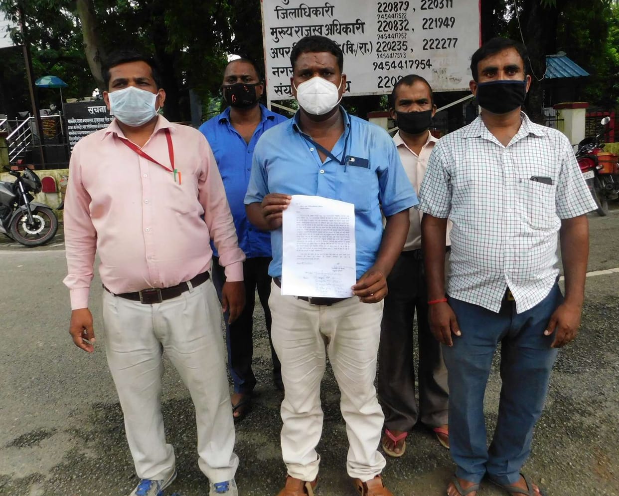 Ambulance drivers handed over a letter to the DM regarding the demand for honorarium