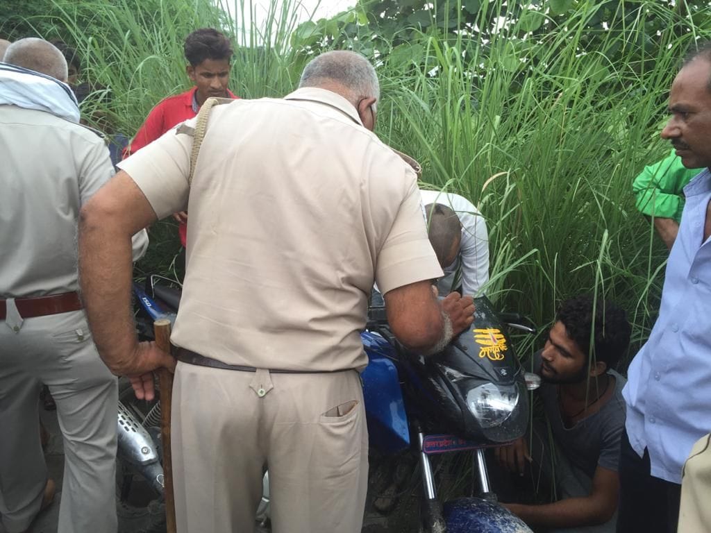 Bike riding robbers injured Tiny operator and looted one lakh 30 thousand