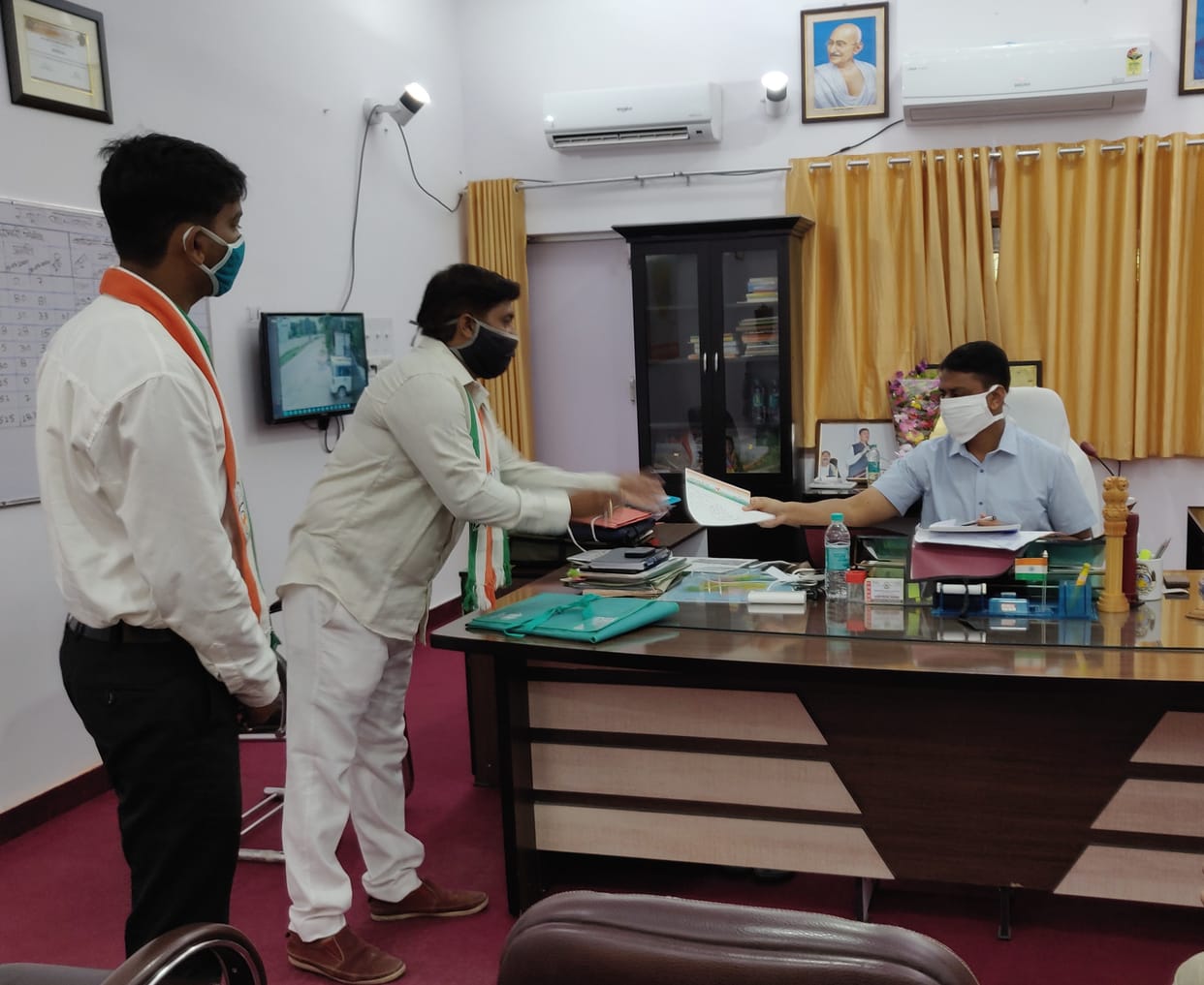 Youth Congress workers submitted memorandum to DM for fee waiver