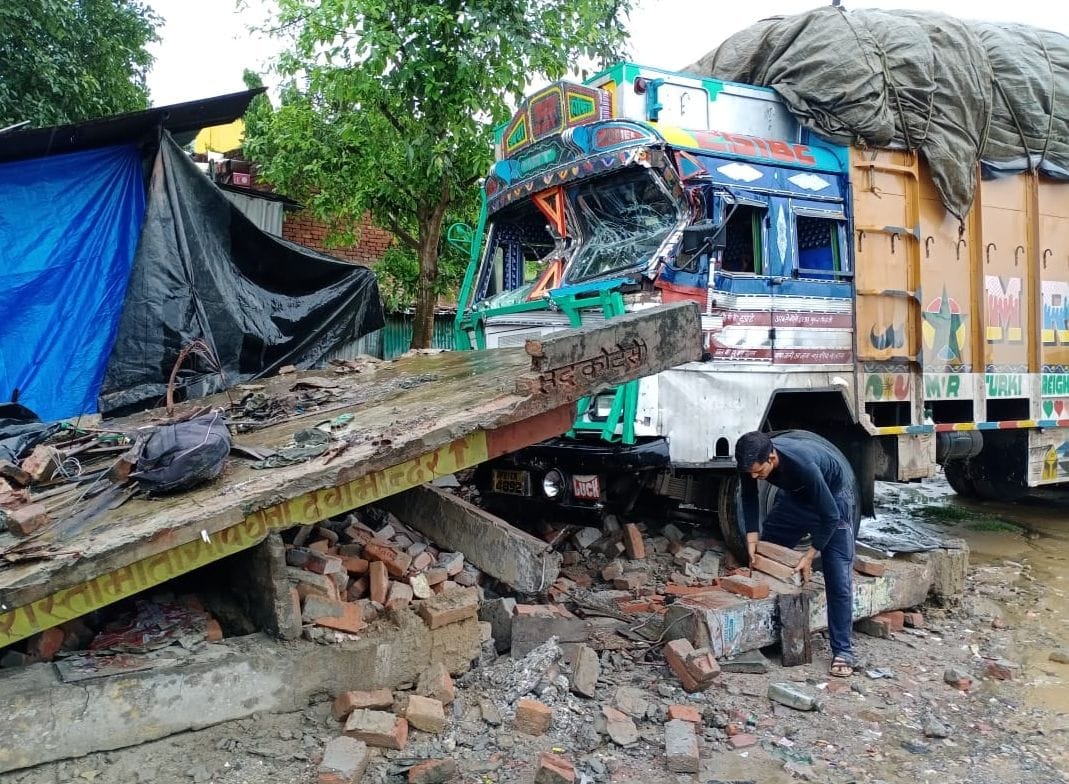 truck accident in kannauj