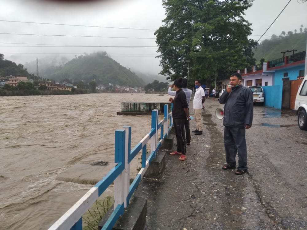 uttarakhand weather today update: due to heavy rain road broken car stuck between road