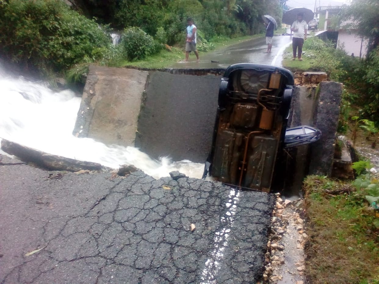 uttarakhand weather today update: due to heavy rain road broken car stuck between road