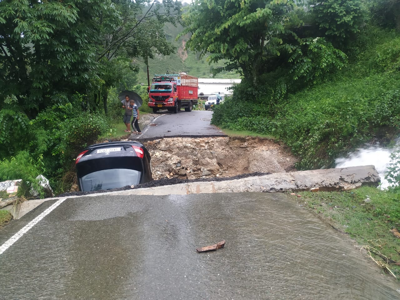 uttarakhand weather today update: due to heavy rain road broken car stuck between road