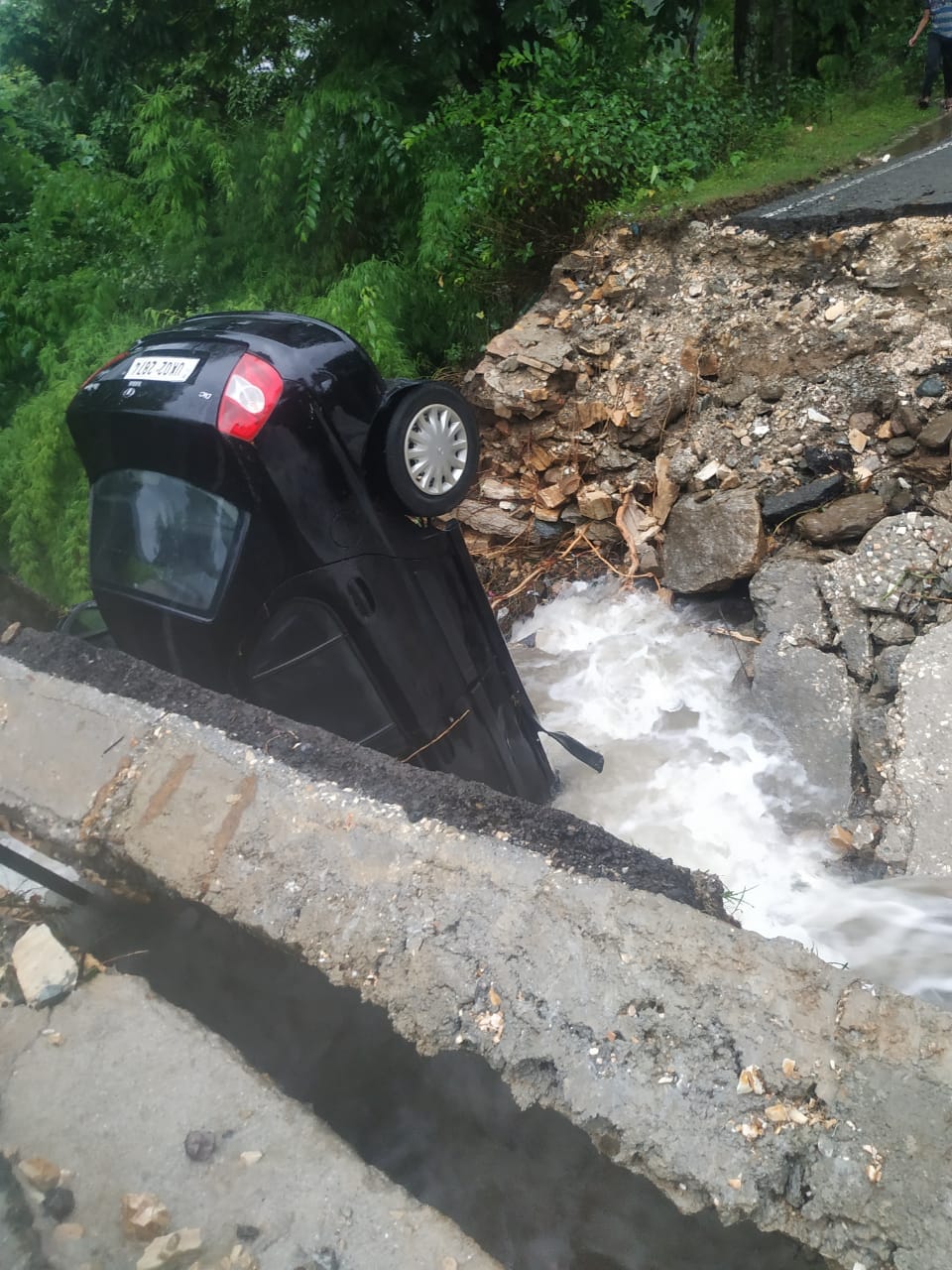 uttarakhand weather today update: due to heavy rain road broken car stuck between road