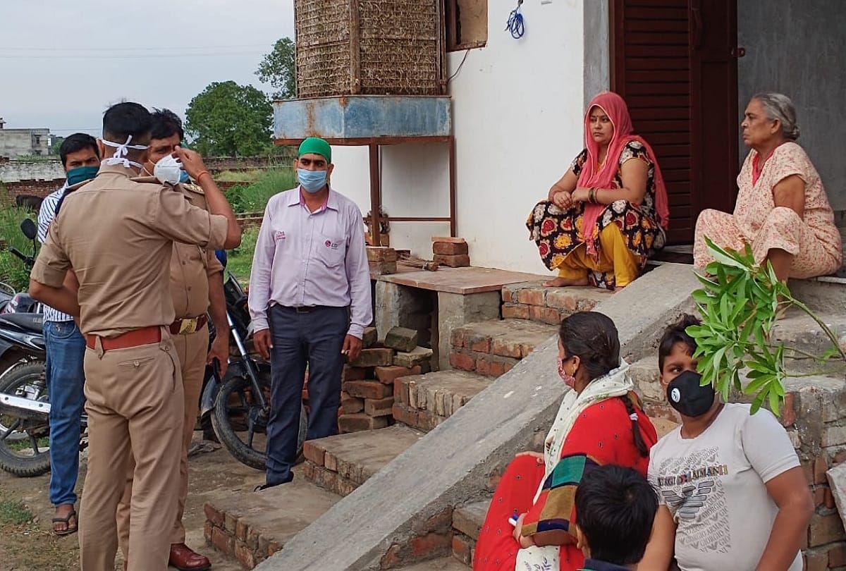 Robbery in retired teacher house at agra of uttar pradesh