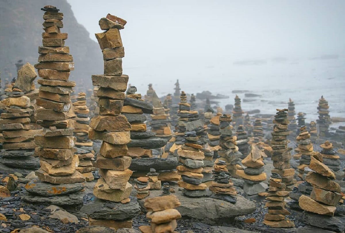 Russian Stonehenge beach is covered with hundreds of man made stone towers