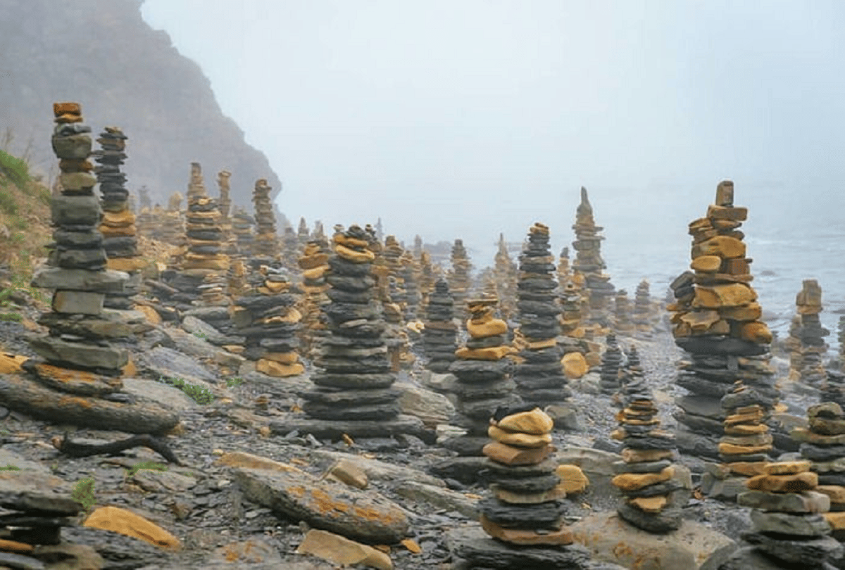 Russian Stonehenge beach is covered with hundreds of man made stone towers