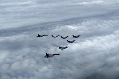 राफेल विमानों के साथ दो सुखोई विमान (पीछे की ओर)