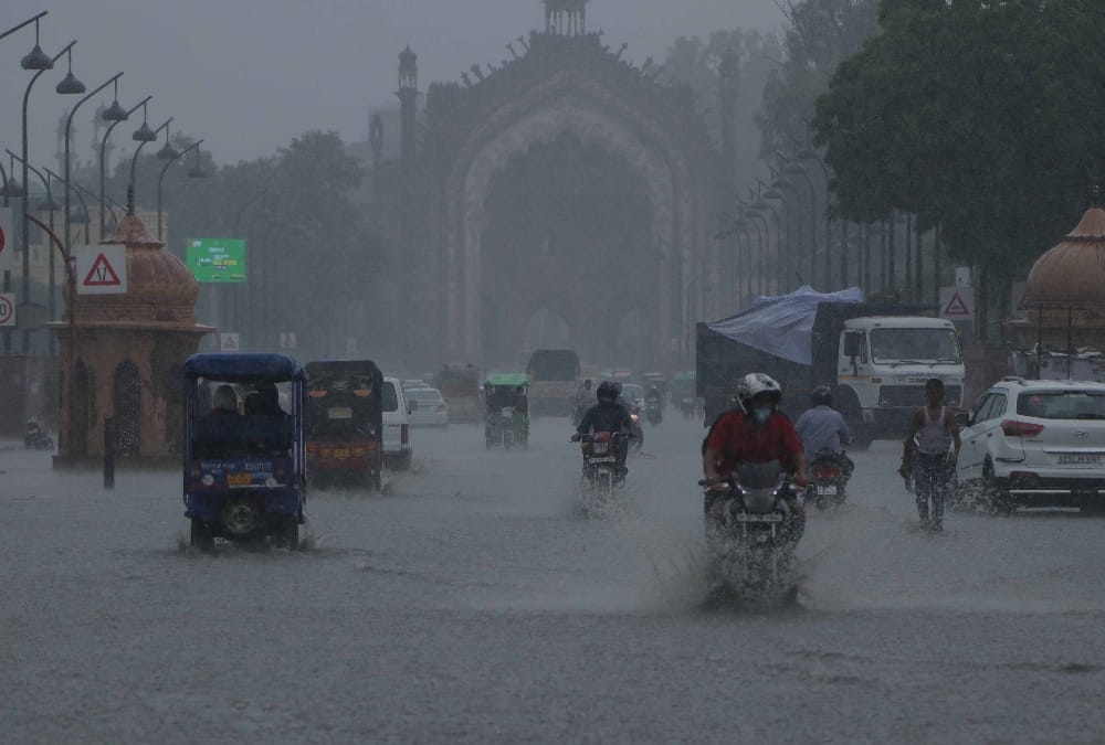 Lucknow UP Weather Forecast News in Hindi: Rain continue in Lucknow and nearby areas, gives relief from humidity.
