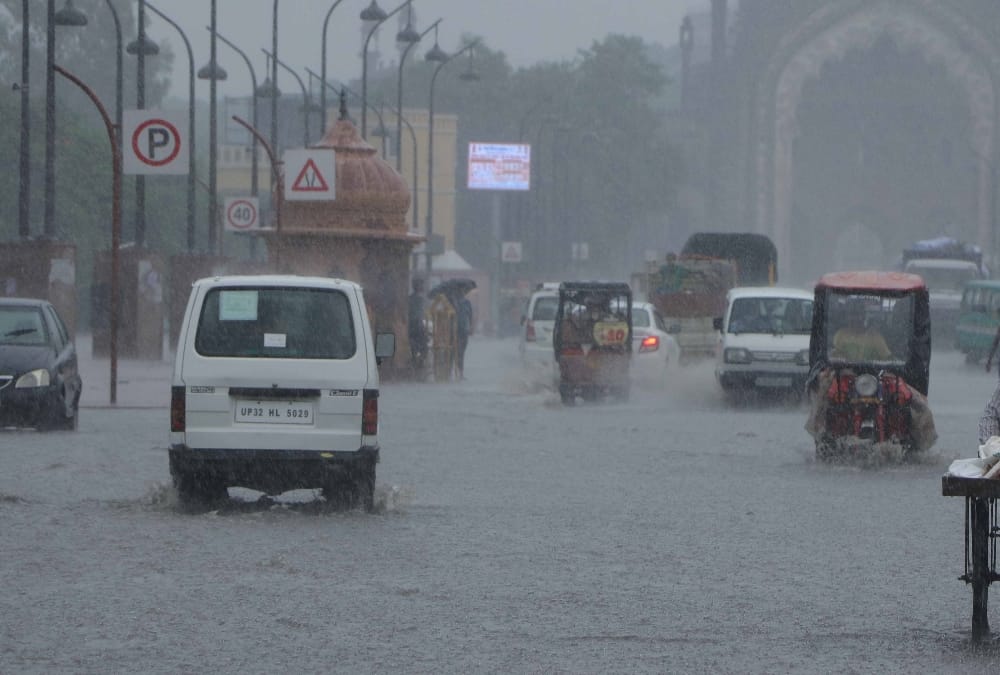 Lucknow UP Weather Forecast News in Hindi: Rain continue in Lucknow and nearby areas, gives relief from humidity.