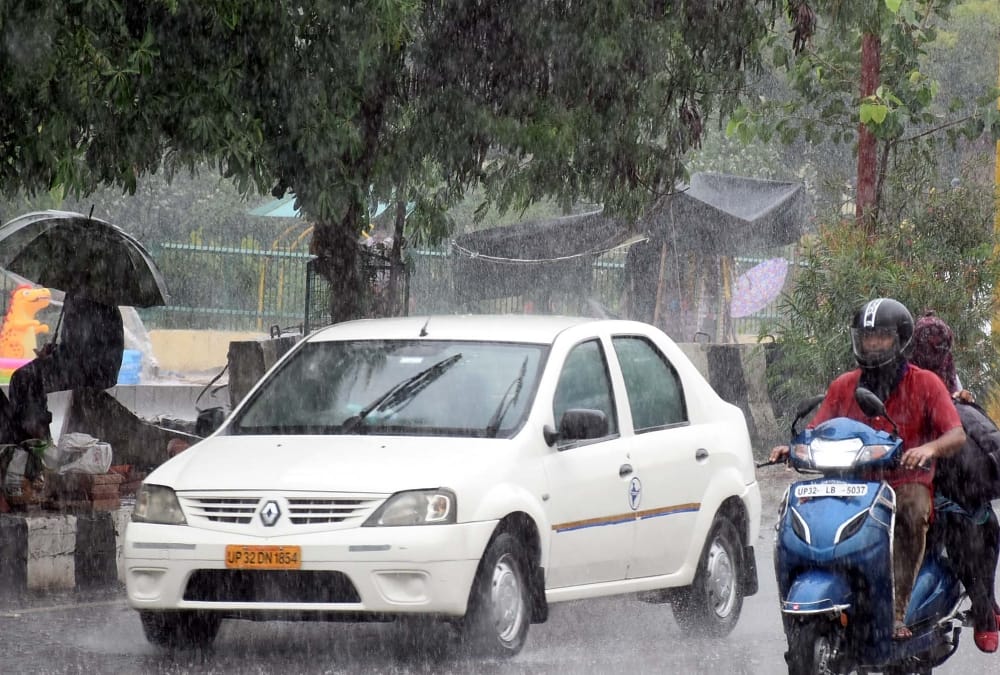 Lucknow UP Weather Forecast News in Hindi: Rain continue in Lucknow and nearby areas, gives relief from humidity.