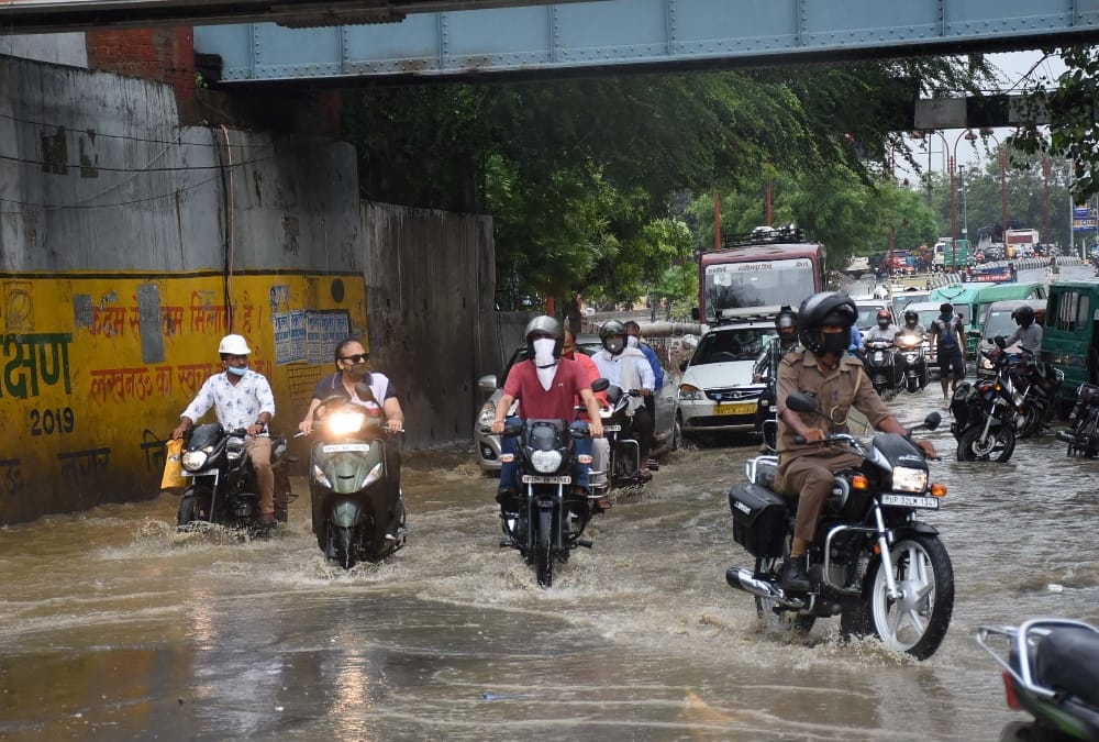Lucknow UP Weather Forecast News in Hindi: Rain continue in Lucknow and nearby areas, gives relief from humidity.