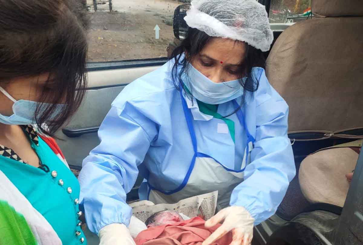 Woman gave birth to child in a car in mahoba