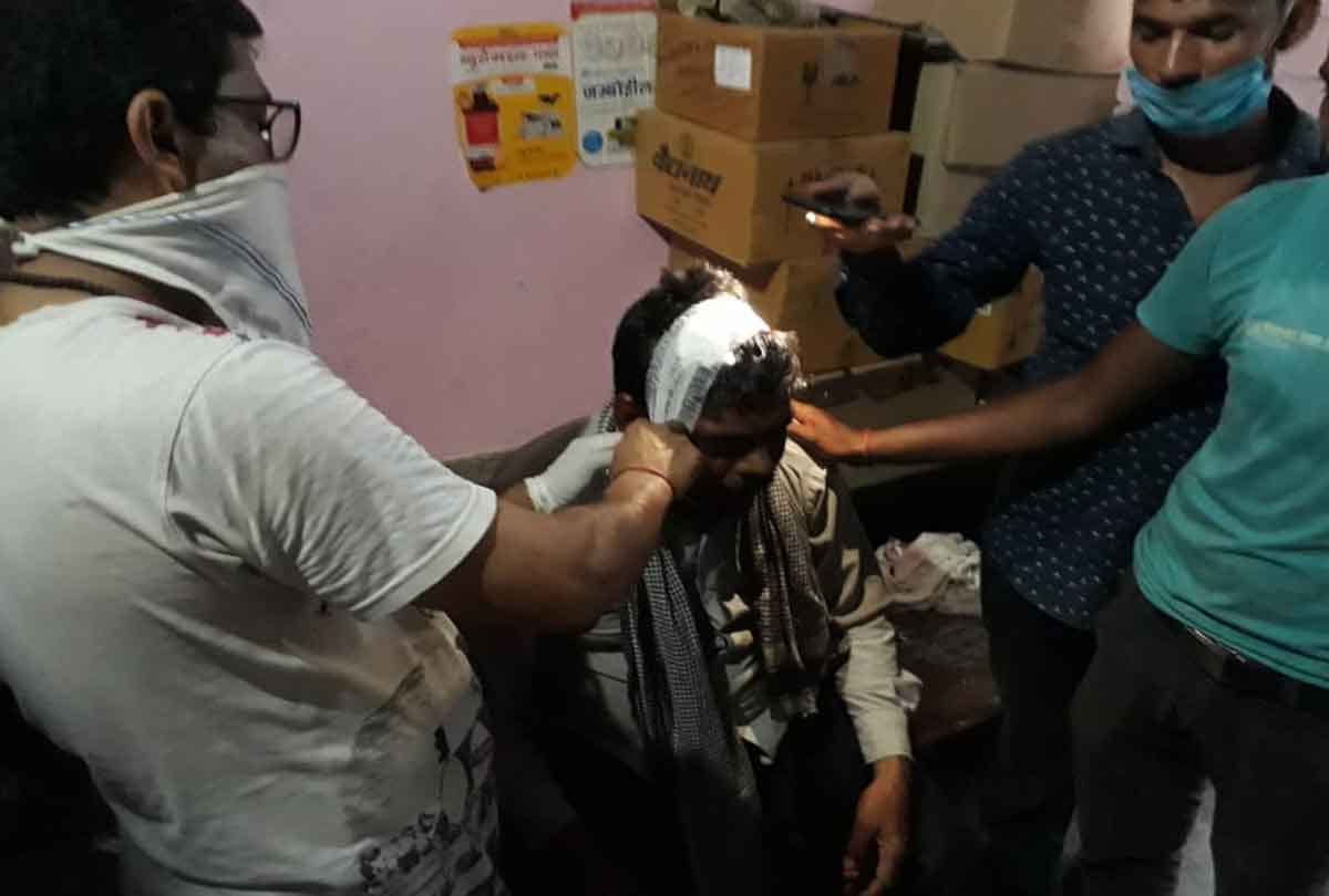 Seeing the crowd in Rakhi shop Inspector beat shopkeeper