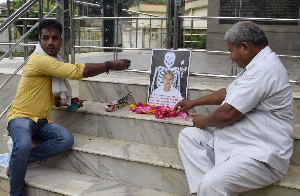'Deceased' celebrates his 44th death anniversary