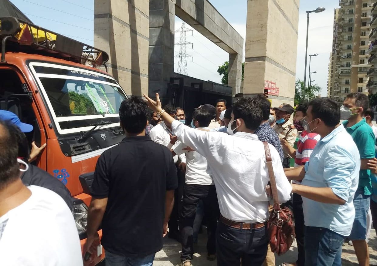 Gaurd Stoped buyers on Socaity gate, Protest