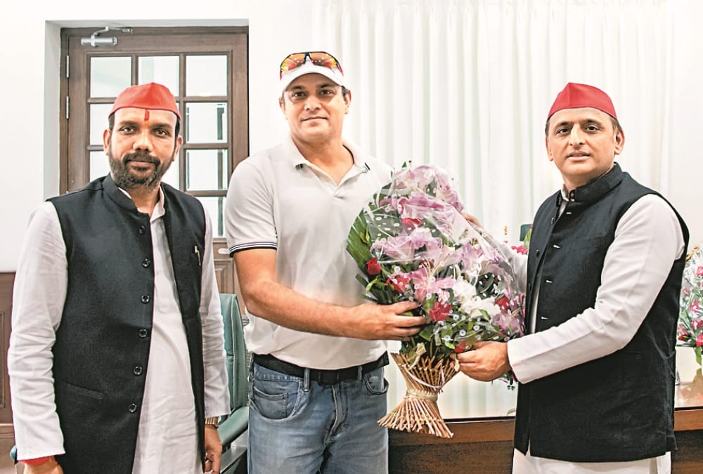 Former hockey player, BSP and BJP leaders join Samajwadi Party.