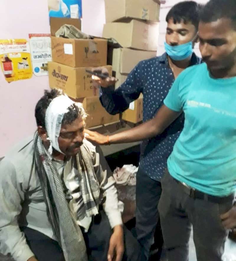daroga beaten the shopkeeper in mahoba