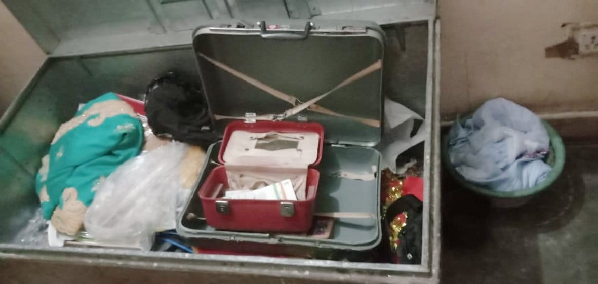 Thieves took away nine lakh jewels including cash in the farmer's house