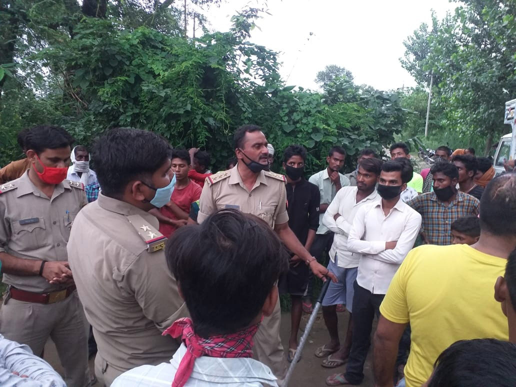 The body of a youth found hanging from a tree in the garden, accused of killing and hanging the body