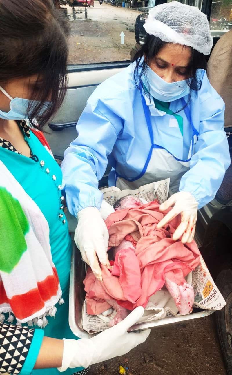 Woman gave birth to a child in a car in mahoba