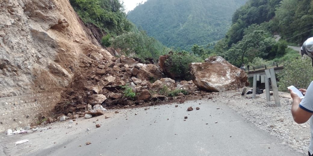 Rishikesh-Gangotri highway closed due to falling boulder, 250 people stranded