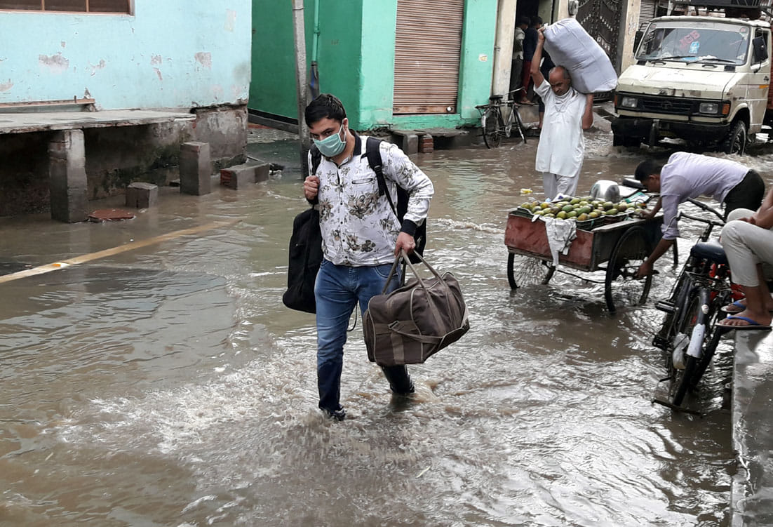 Water rains on the roads due to rain, people breathed a sigh of relief from the heat