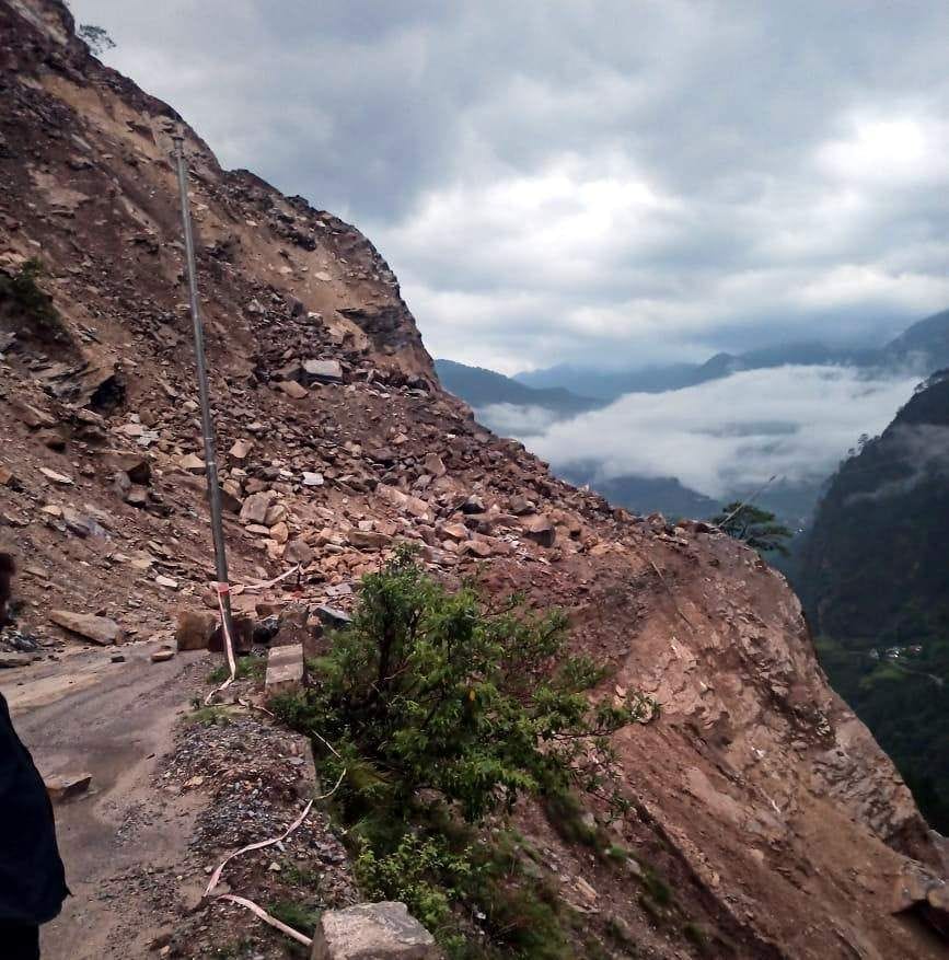 Landslide turns dangerous in Badrinath highway