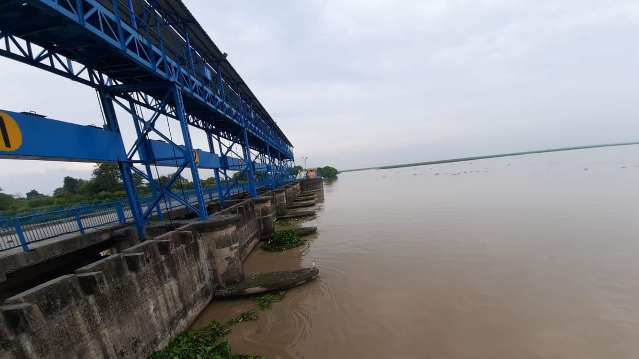 Flood threat in villages around Meerapur