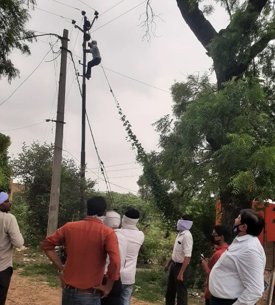 Hathras: Police cut lineman's challan, electricians cut electricity to police station