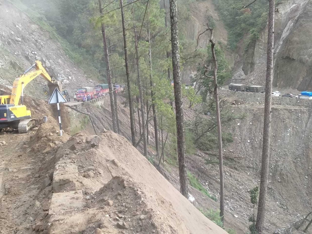 Debris came, National Highway remained closed for one and a half hours