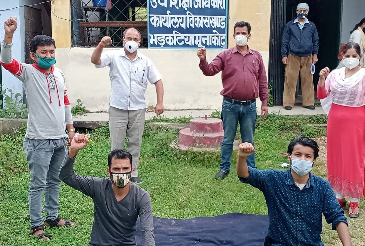 Education ministerial morkers protest for three-point demands