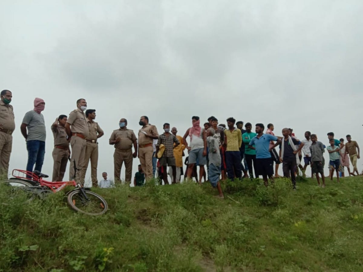 Five woman drowned in gomti river during bath three saved other two searching diver and police in varanasi