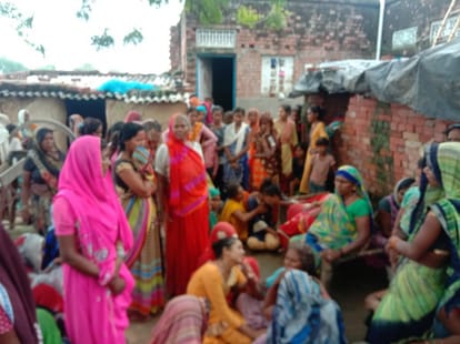 Five woman drowned in gomti river during bath three saved other two searching diver and police in varanasi