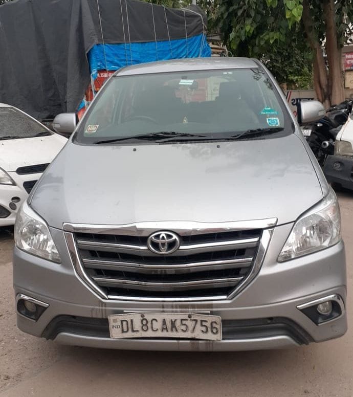 Stopped Innova car with imprisonment, youth escaped with cash bag worth 1.90 lakh