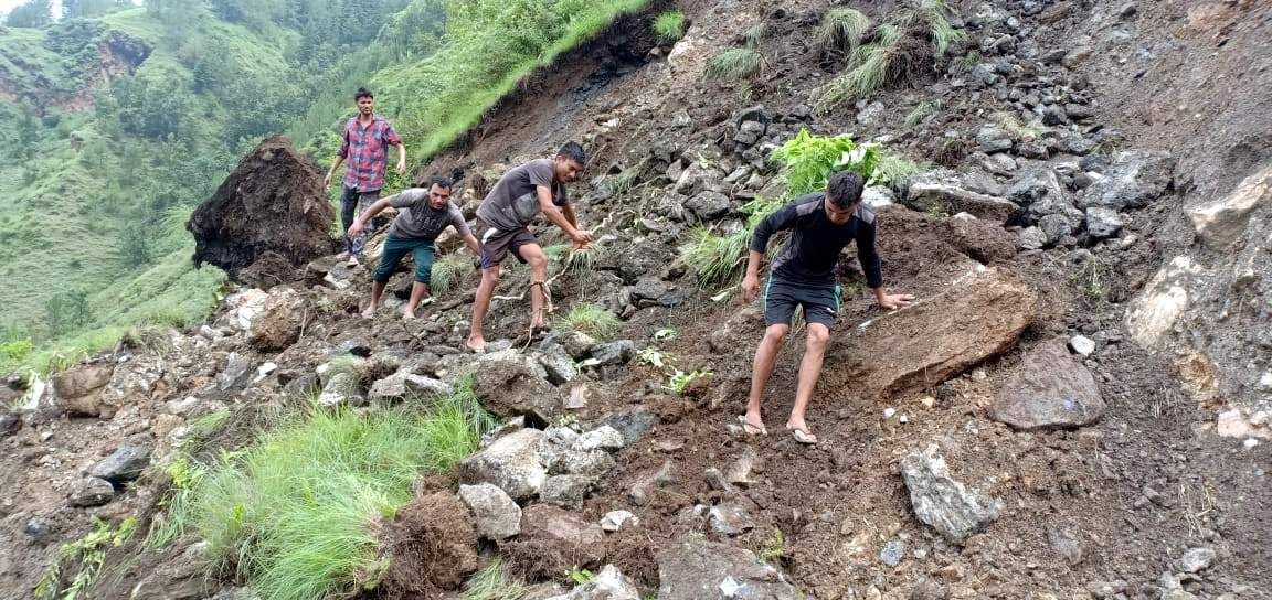 The footpaths buried in debris due to the breaking of the wings