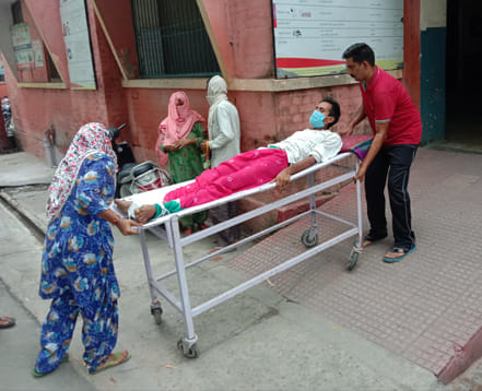 Timbers dragging stretchers in SBD District Hospital
