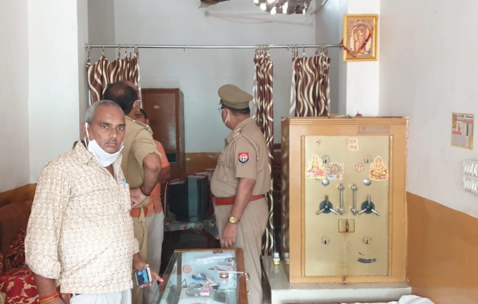 Looting from a girl in Mitauli, theft of lakhs in Saraf's shop in Magalganj