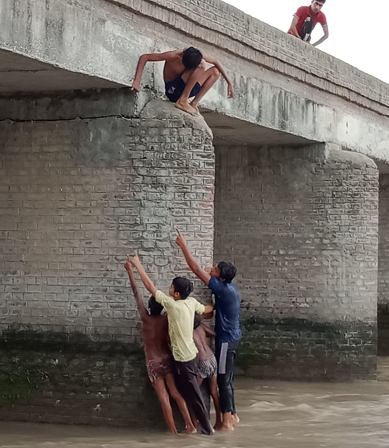 Cracks in Gangihar bridge of Khedi Firozabad