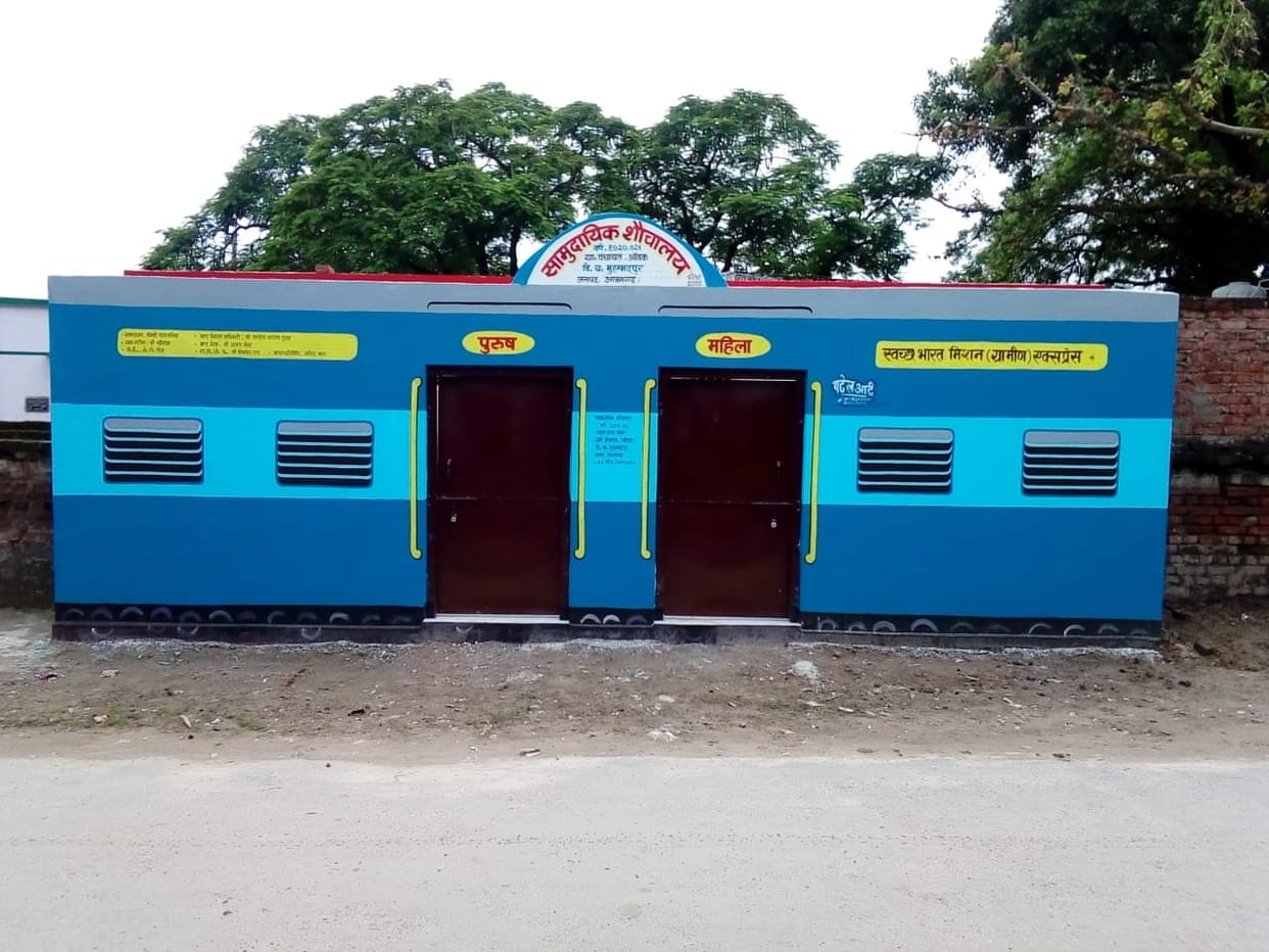 Petting the community toilets turned the train's bogey