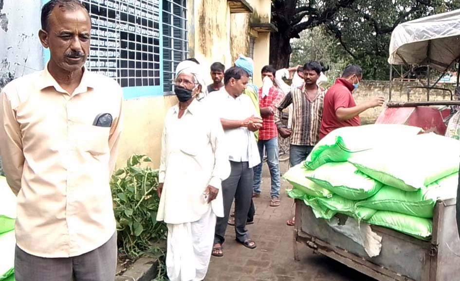 Cooperative societies claim plenty of urea but warehouse empty