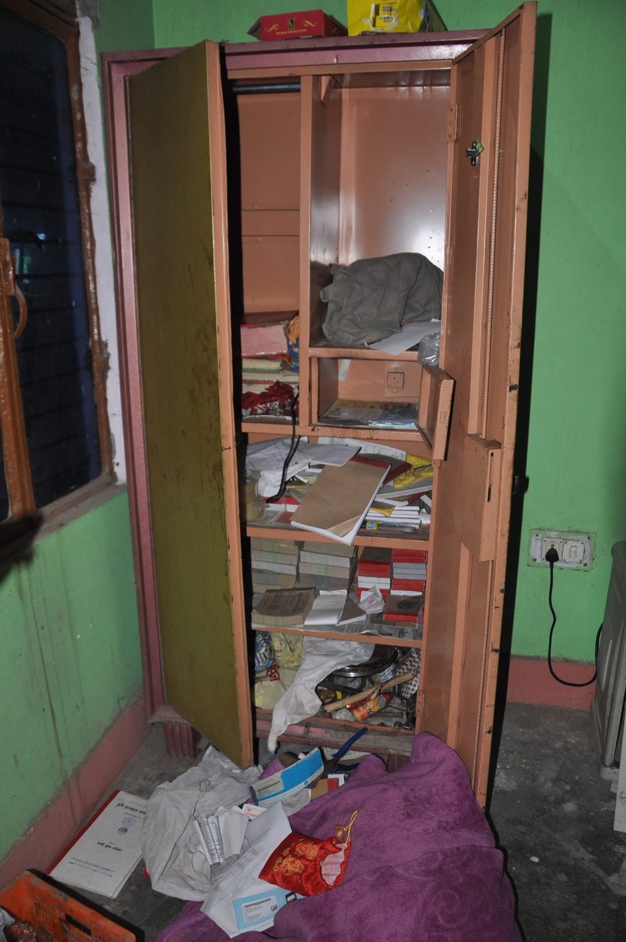Theft of three lakhs after breaking the lock three shops in Mandi