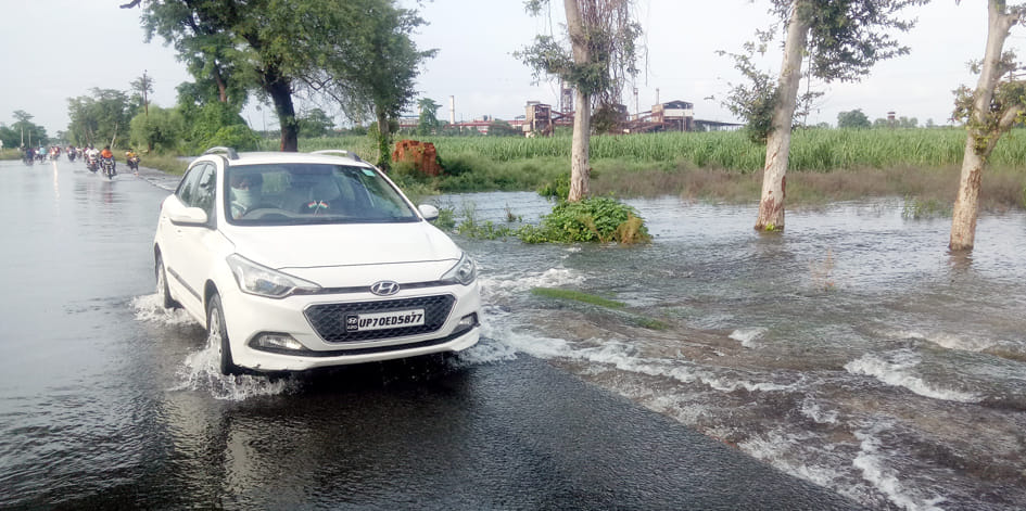 Flood water started flowing on the sugar mill road in Palia