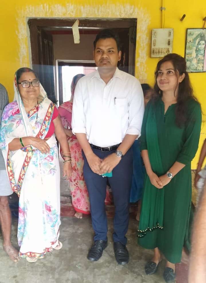 Officers arrived at Wing Commander Manish's house, congratulated