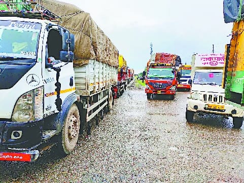 12 hours jammed due to truck getting stuck in pit at Hulasangra crossing